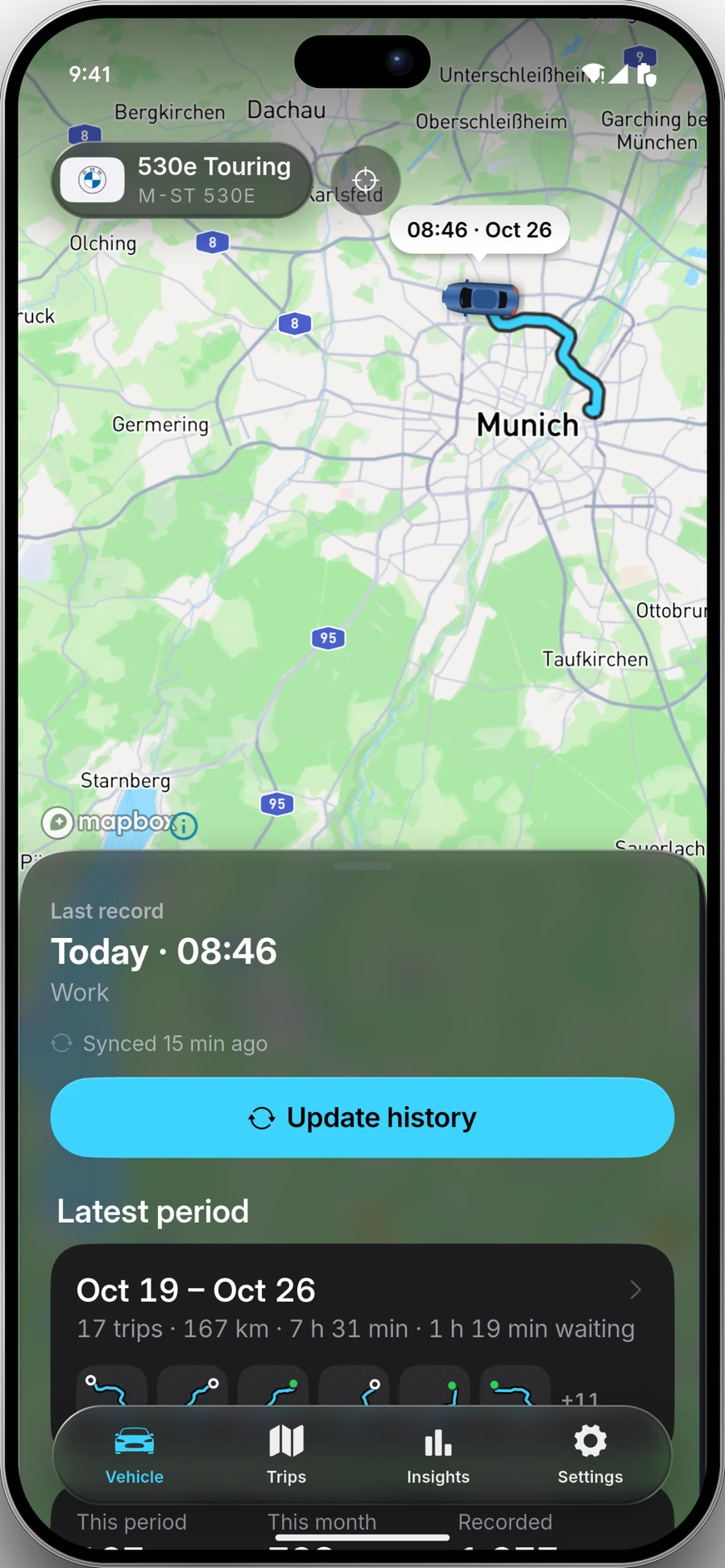 App STrack con l'ultima posizione registrata, la riproduzione di un viaggio e il riepilogo mensile